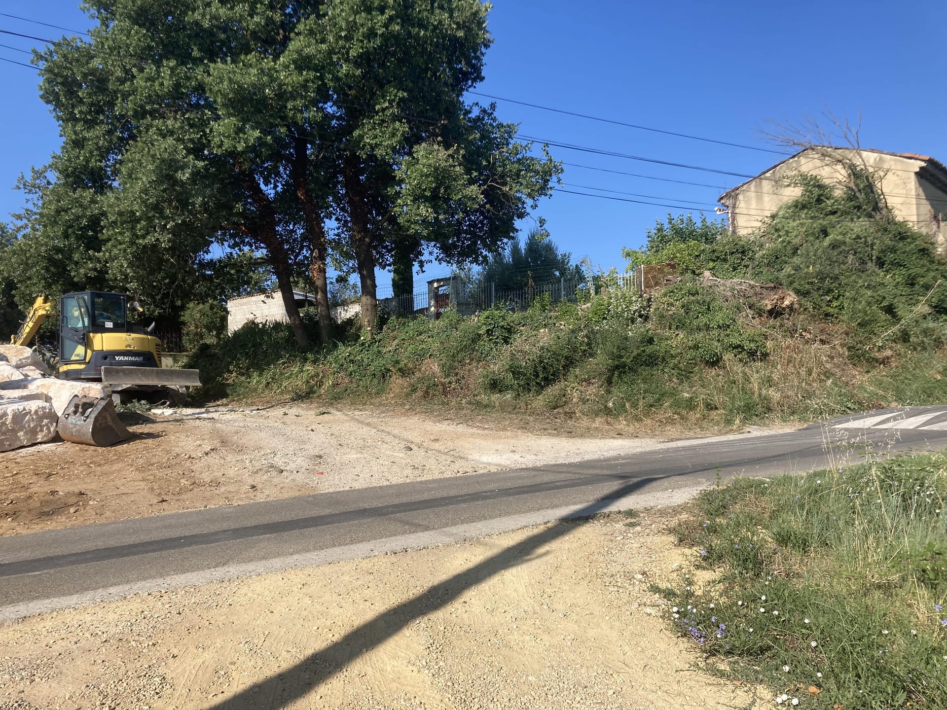 Terrain en pente avant enrochement